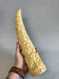 “Horn” med udskæringer - materiale ukendt. (Ej ben)