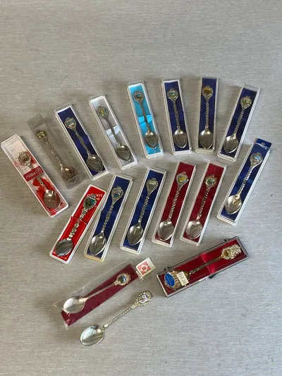 Stor samling souvenir skeer