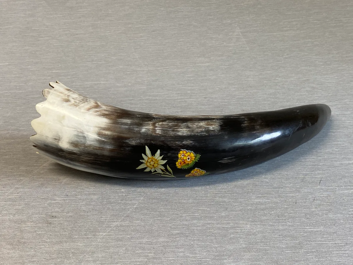 Souvenir horn med billeder af bl.a. Edelweis