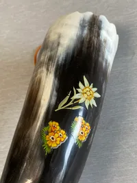 Souvenir horn med billeder af bl.a. Edelweis