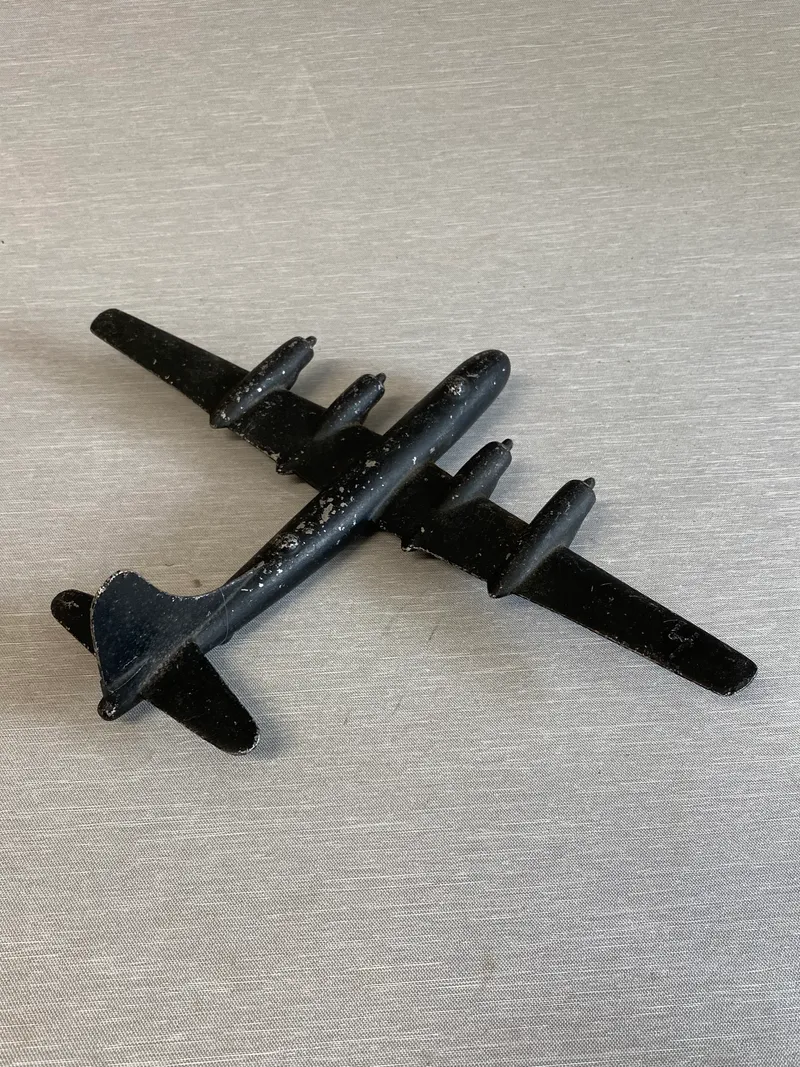 Veludført legetøjsfly af metal fra 1940’erne