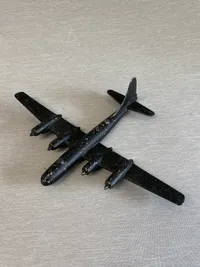 Veludført legetøjsfly af metal fra 1940’erne