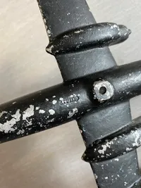 Veludført legetøjsfly af metal fra 1940’erne