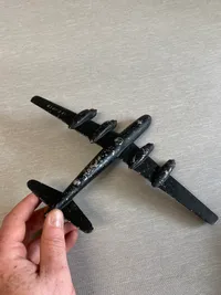 Veludført legetøjsfly af metal fra 1940’erne