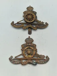 Originale WW1/2 artilleri kasket mærker, Menig og officer