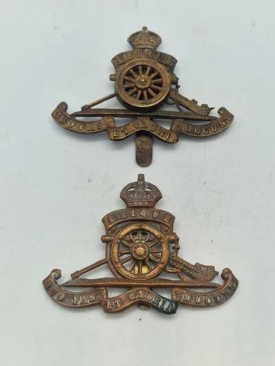 Originale WW1/2 artilleri kasket mærker, Menig og officer