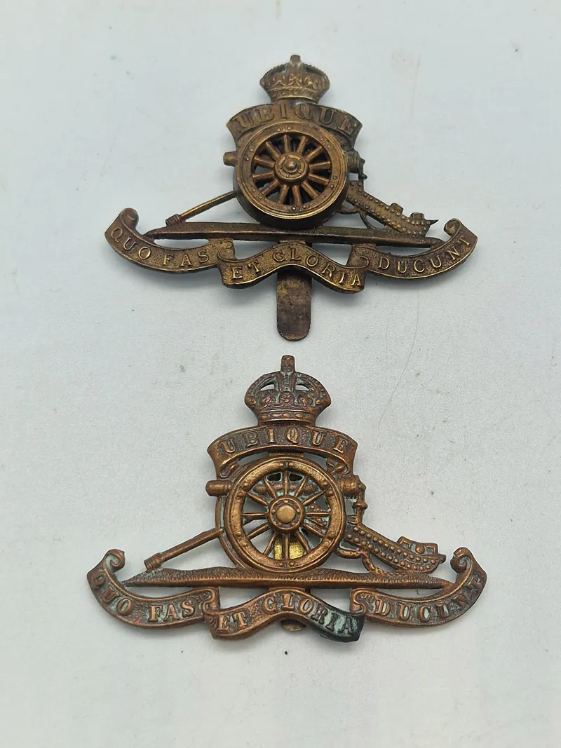 Originale WW1/2 artilleri kasket mærker, Menig og officer