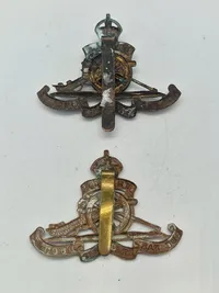 Originale WW1/2 artilleri kasket mærker, Menig og officer