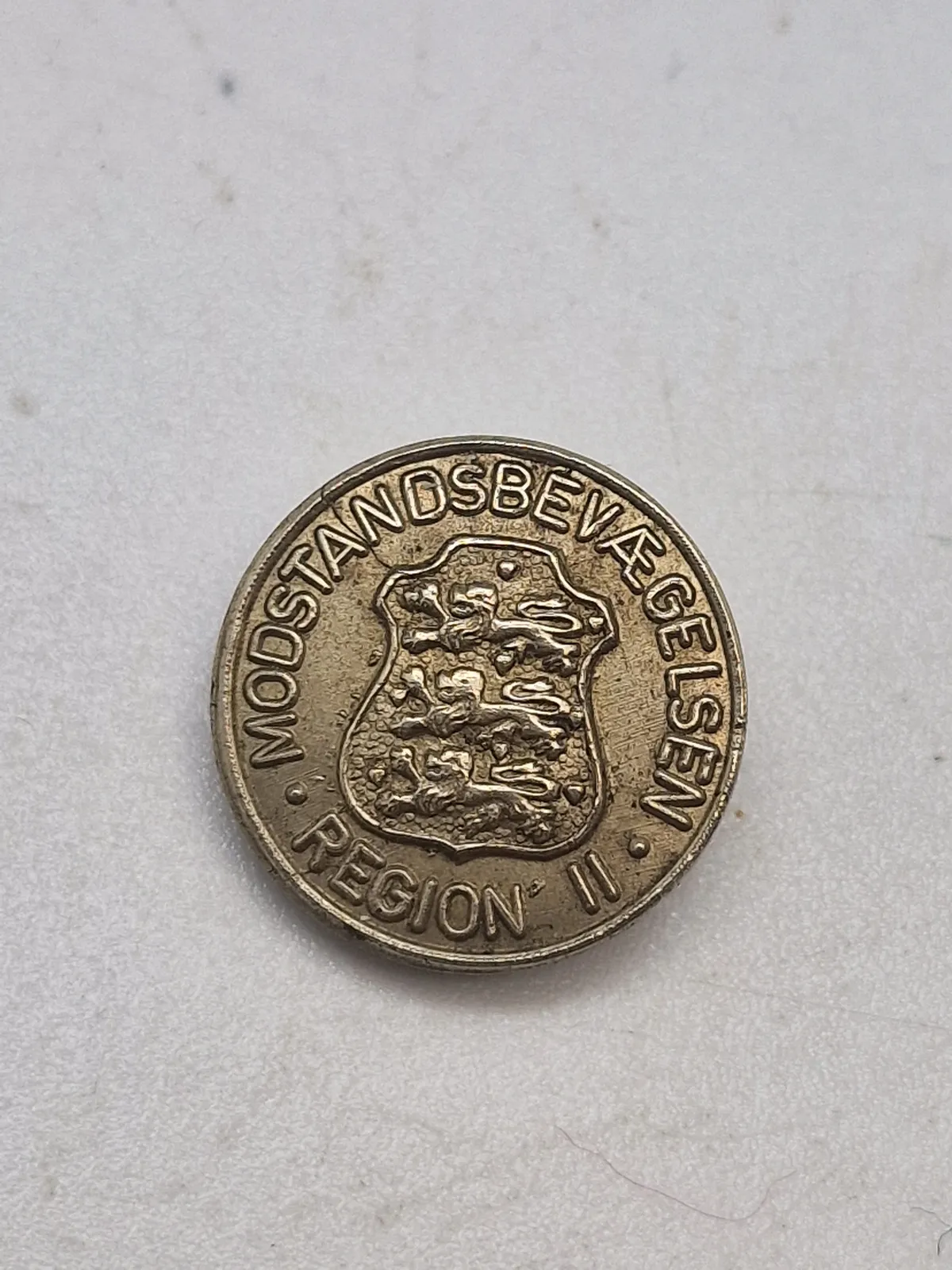 Originalt badge fra modstandsbevægelsen, med nummer