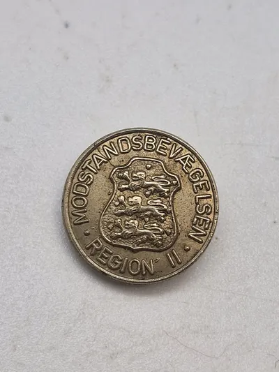 Originalt badge fra modstandsbevægelsen, med nummer