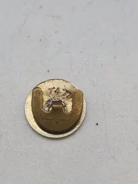 Originalt badge fra modstandsbevægelsen, med nummer