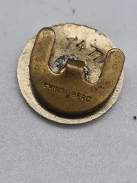 Originalt badge fra modstandsbevægelsen, med nummer