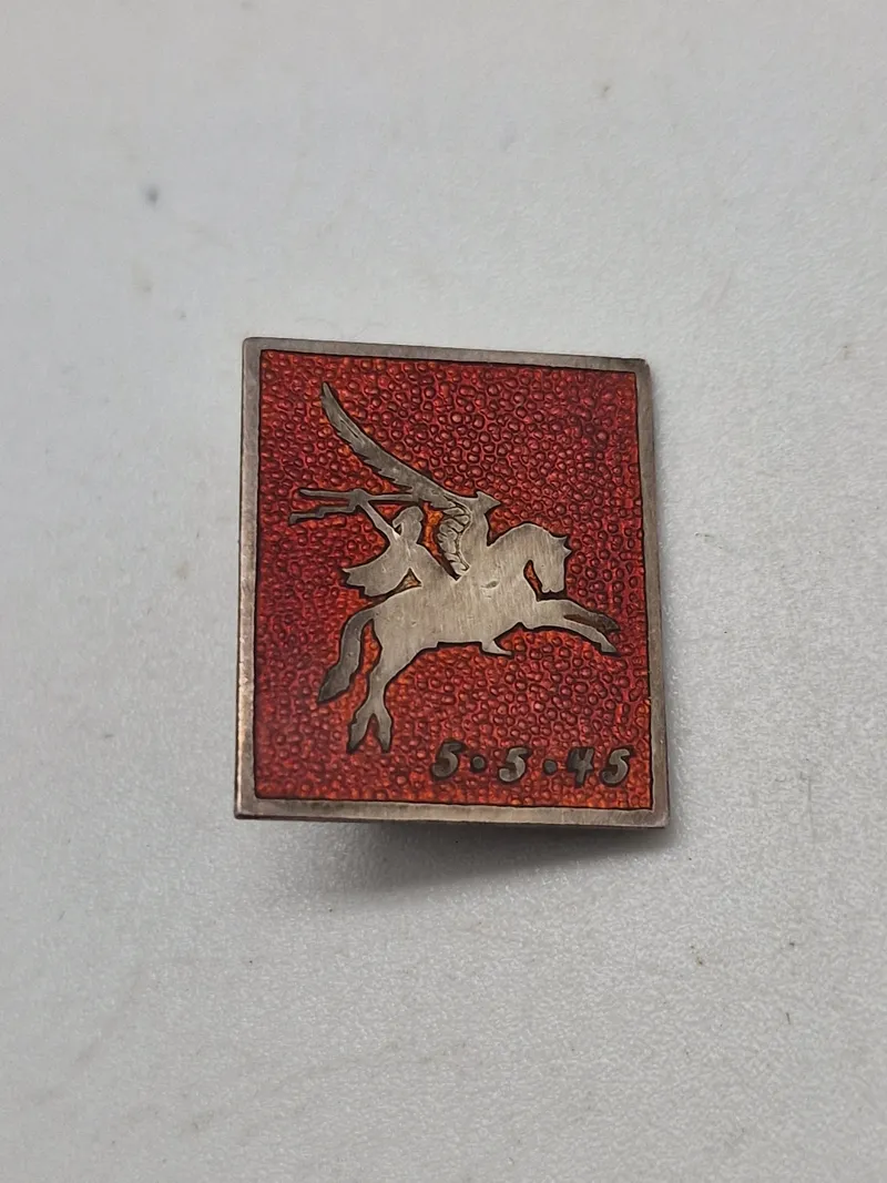 Originalt Pegasus mærke med datoen 5.5-1945