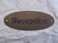 Receptions skilt af messing