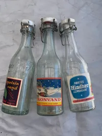 Samling patentflasker med labels