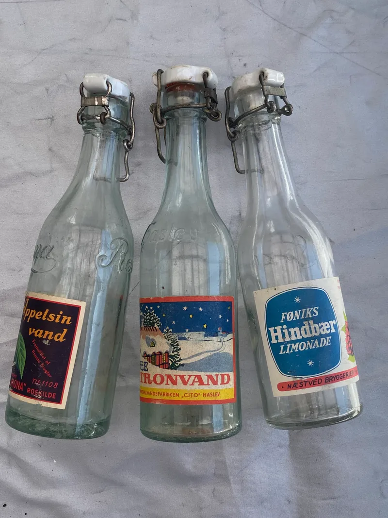 Samling patentflasker med labels
