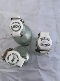 Samling patentflasker med labels