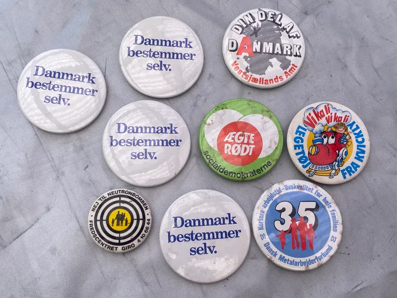 Samling danske politiske badges