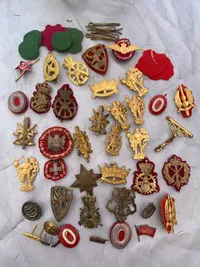 Samling danske regiments mærker mm