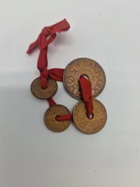 Samling danske mønter brugt som nationalt symbol under ww2 ( 9 øre = 9 April og mønterne er fra 1940 )