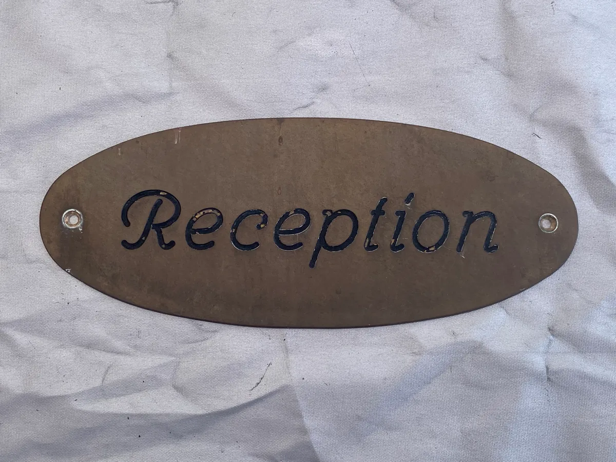 Receptions skilt af messing