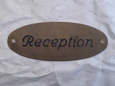 Receptions skilt af messing