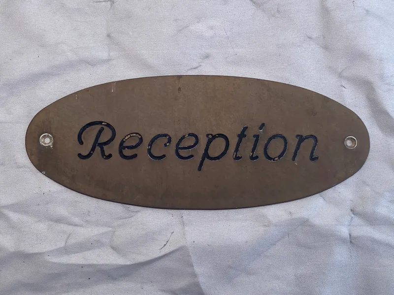 Receptions skilt af messing