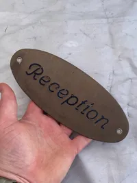 Receptions skilt af messing
