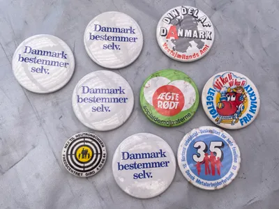 Samling danske politiske badges