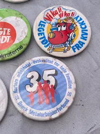 Samling danske politiske badges