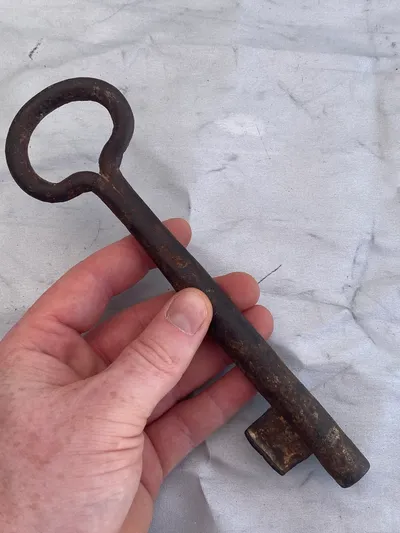 Stor håndsmedet kirkenøgle fra 1800 tallet
