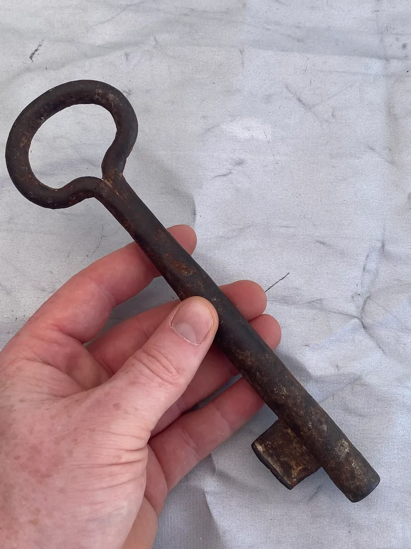 Stor håndsmedet kirkenøgle fra 1800 tallet