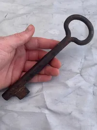 Stor håndsmedet kirkenøgle fra 1800 tallet