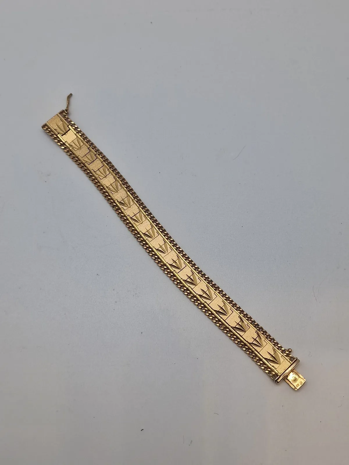 Armbånd tungt og stemplet men er i Tvivl om det er guld