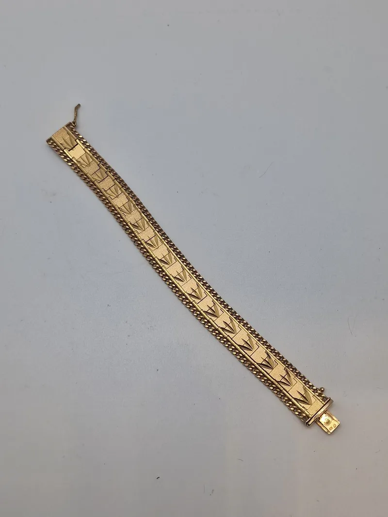 Armbånd tungt og stemplet men er i Tvivl om det er guld