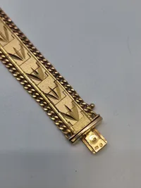 Armbånd tungt og stemplet men er i Tvivl om det er guld
