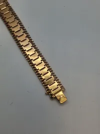 Armbånd tungt og stemplet men er i Tvivl om det er guld