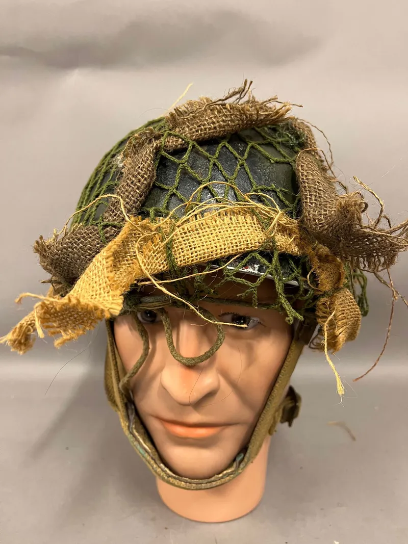 Original Engelsk faldskærmshjelm med camouflage maling