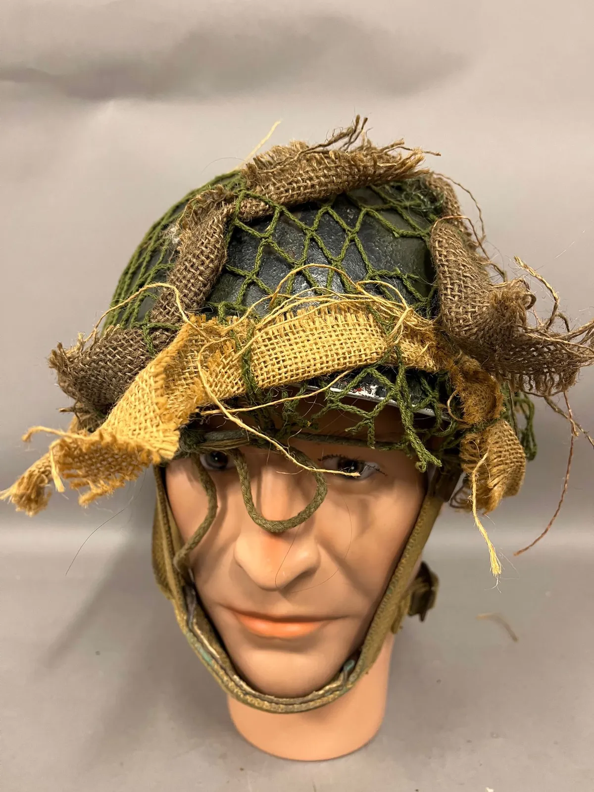 Original Engelsk faldskærmshjelm med camouflage maling