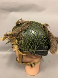 Original Engelsk faldskærmshjelm med camouflage maling