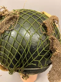 Original Engelsk faldskærmshjelm med camouflage maling