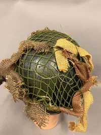 Original Engelsk faldskærmshjelm med camouflage maling