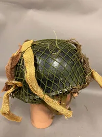 Original Engelsk faldskærmshjelm med camouflage maling