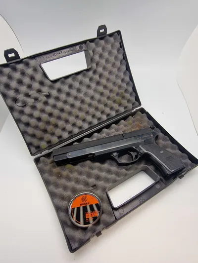 Luftpistol kaliber 4,5 mm med æske og hagl