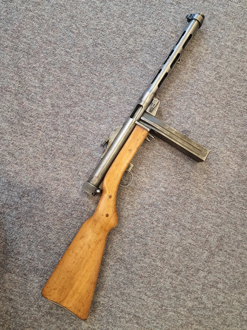 Sjælden original deaktiveret Suomi KP/-31 maskinpistol med danske papirer fra 2024