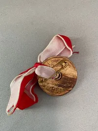 Original broche lavet af mønter under ww2 for at vise man støttede dansken og kongehuset