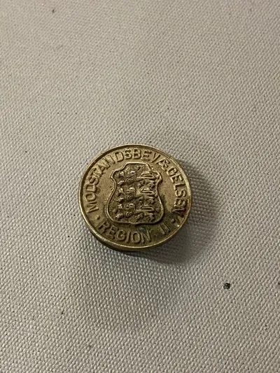 Original revérnål fra den danske modstandsbevægelse m. nummer