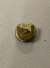 Original revérnål fra den danske modstandsbevægelse m. nummer