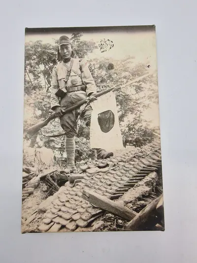 Billede af japansk soldat med gevær og flag, postwar