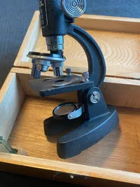 Mikroskop med kasse